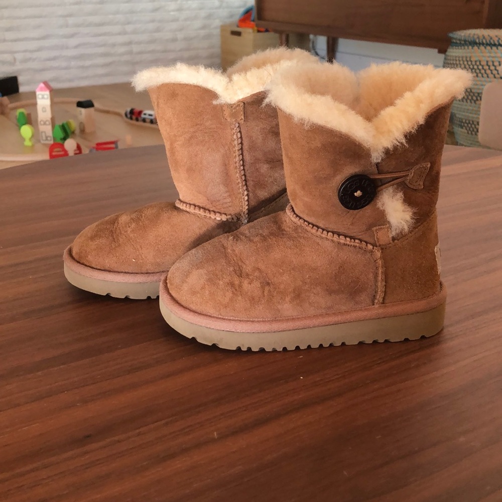 Little girls Ugg shearling boots